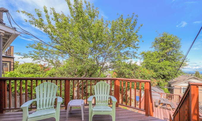 University District House | Gorgeous farmhouse near University of Washington with Ping-Pong, deck & grill