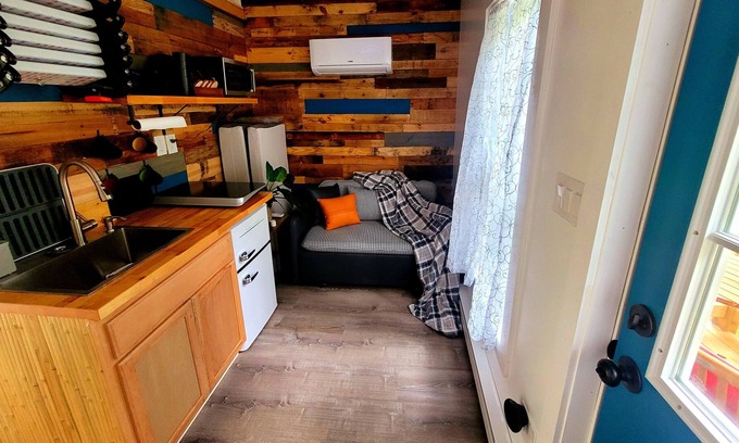 White Mills Cabin | Gorgeous free standing Treehouse cabin with all the amenities!