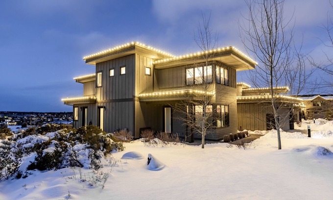 Bend House | GORGEOUS golf, mtn views ~ golf discounts ~ full resort amenities ~ modern ~ new