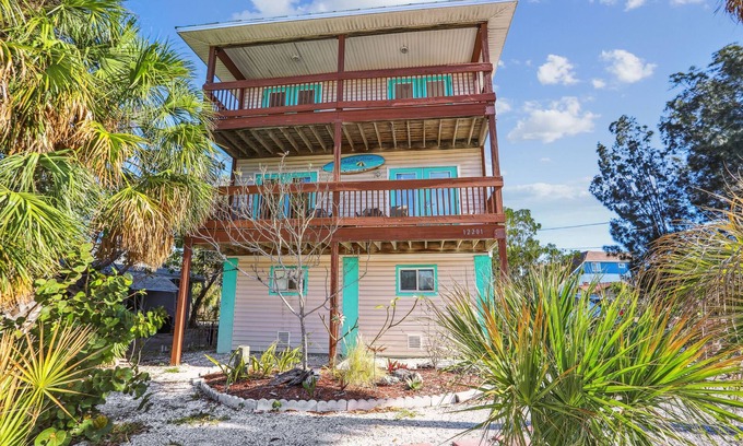 Treasure Island House | Gorgeous Home near John's Pass, Close to beach,*Pet Friendly * Beach Life 5