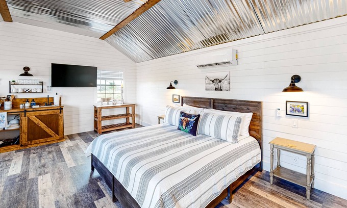 Fredericksburg Cottage | Gorgeous Home Near Historic Downtown Fredericksburg w/Free WiFi, Shared Firepit