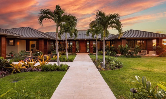 Kamuela House | Gorgeous Kauna'oa Home - 5BR, 6BA, 10-Minute Walk to Beaches!