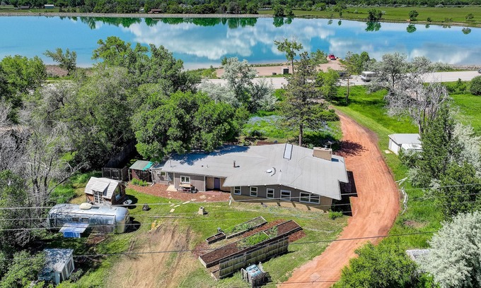 Longmont House | Gorgeous Lake and Mountain Views- work/play & relax!