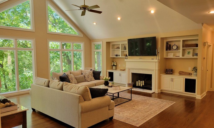 Salem House | Gorgeous Lakefront Home