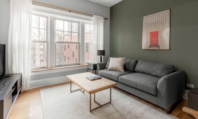 Park West Apartment | Gorgeous Lincoln Park 2BR w/ W/D, nr. Lakefront Trail, by Blueground