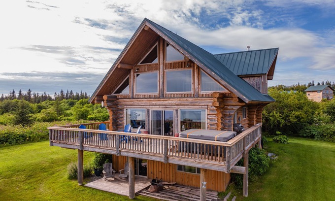 Homer House | Gorgeous Log Home - Stunning Views, Hot Tub, Fire Pit, Infrared Sauna, & Trail