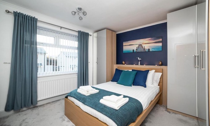 Newcastle-upon-Tyne Apartment | Gorgeous Modern 4 bedroom house - Free Parking and Netflix by WHA for Contractors, Relocation, Business Travelers