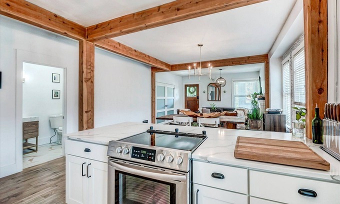 Sunnyside House | Gorgeous Modern 2bd/2ba in Heart of Sunny Side