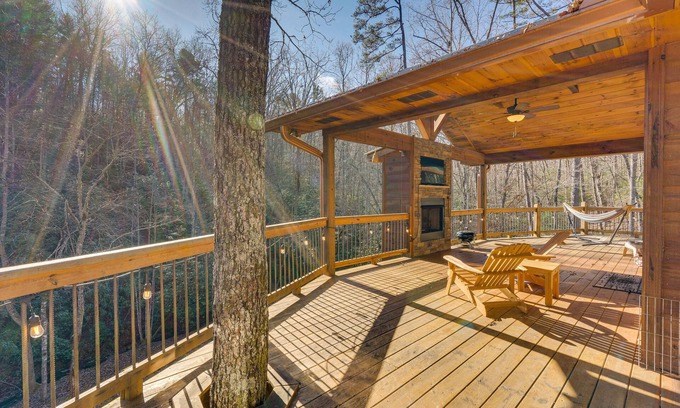 Tarheel Cabin | Gorgeous Murphy Cabin w/Large Deck: 2 Mi to Dtwn!