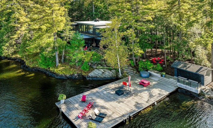 Minett Cottage | Gorgeous Muskoka masterpiece! Dockside cabana with bar!