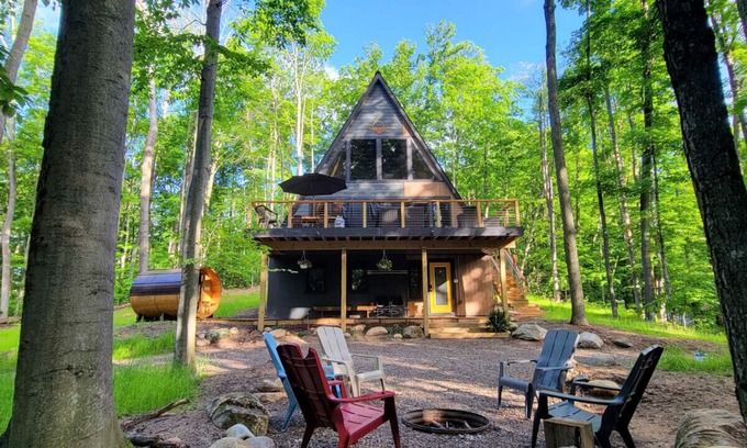 Bellaire House | Gorgeous New A-Frame w/Sauna & Gameroom - Minutes to Pools, Golf and Skiing
