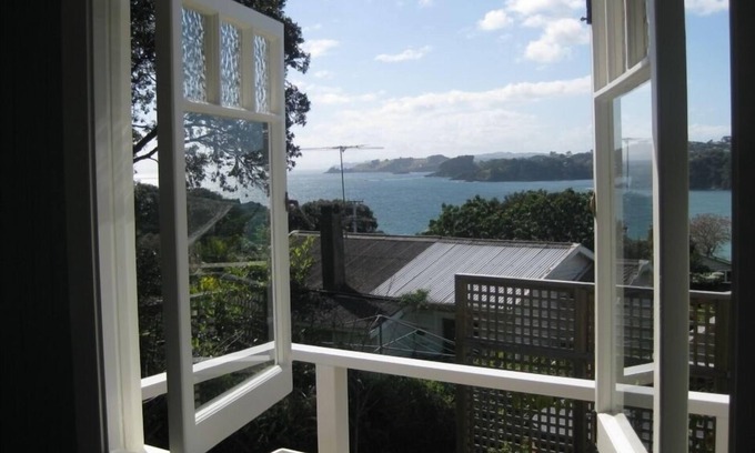Oneroa House | Gorgeous Plum Tree Cottage