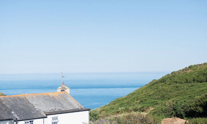 Mortehoe Apartment | Gorgeous spotless modern 2 bed, 2 bath flat, sea views, local pubs, great walks.