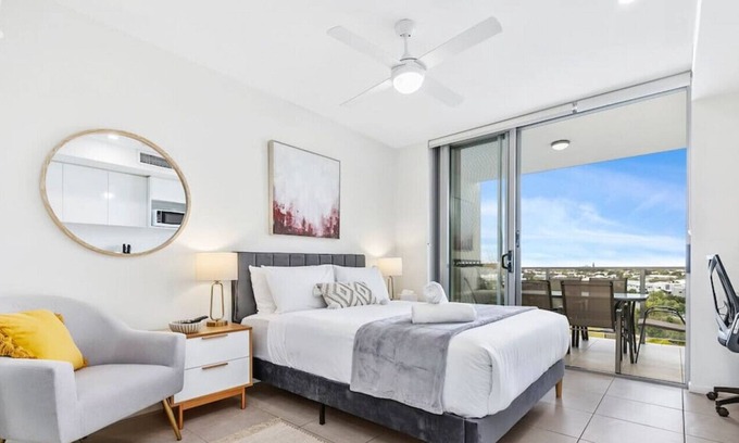 Birtinya Apartment | Gorgeous studio apartment (opp Hospital)