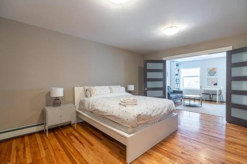 Bedford Apartment | Gorgeous & Sunny Executive Suite #102