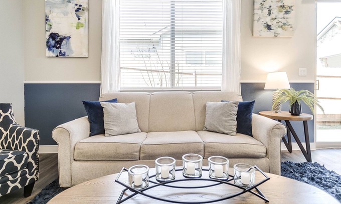 South Arlington Villa | ❤️Gorgeous Super Clean Blue Villa Sleeps 4 + Parking + Wifi DISCOUNTED PRICE!