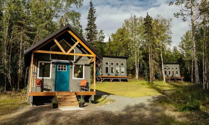 Chugiak Cabin | Gorgeous Tiny Cabin Placed in a Privileged Area in Anchorage, Alaska