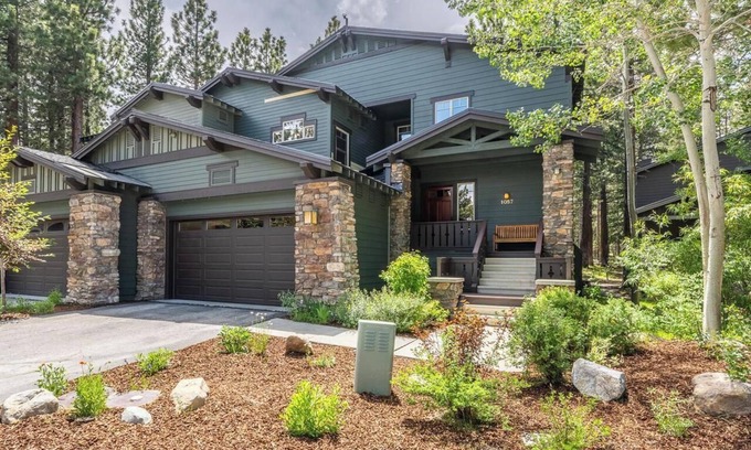 Mammoth Lakes House | Gorgeous townhome located on the golf course and Eagle Lodge Ski area.