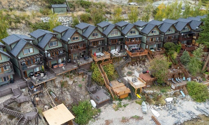 Central Okanagan Cottage | Gorgeous Waterfront cottage in sunny West Kelowna on Okanagan lake