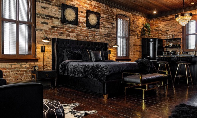 Old East Hill Apartment | Gotham by Knight at The East Wright Inn. Historic Luxury Apartment Downtown