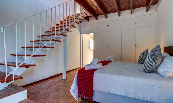 Kempton Park Bed & Breakfast | Grace Guesthouse & Tour is 10 min from OR Tambo Intern. Airport in Johannesburg