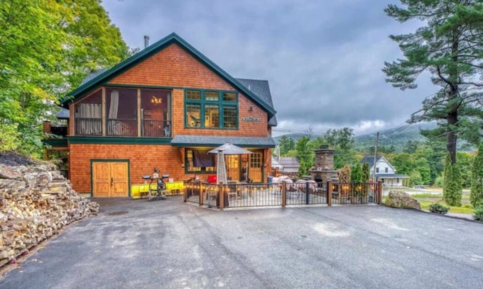 North Woodstock House | “Gracie Mansion” 4 Bed 3.5 Bath near New Loon Mtn