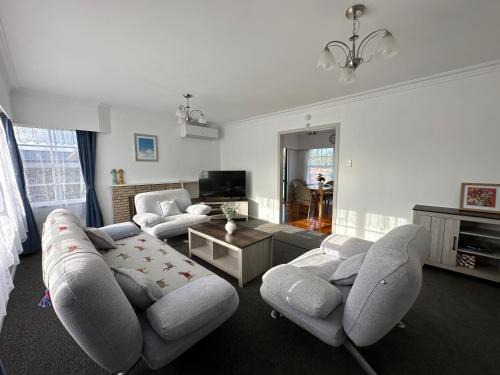 Hamilton Villa | Gracious 3 Bdrm House in Chartwell