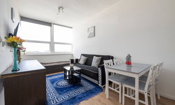 Smethwick Apartment | Gracious Escape in the West Midlands