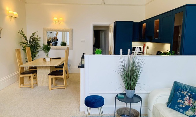 Torquay House | *Graciously large one bed by the Sea*