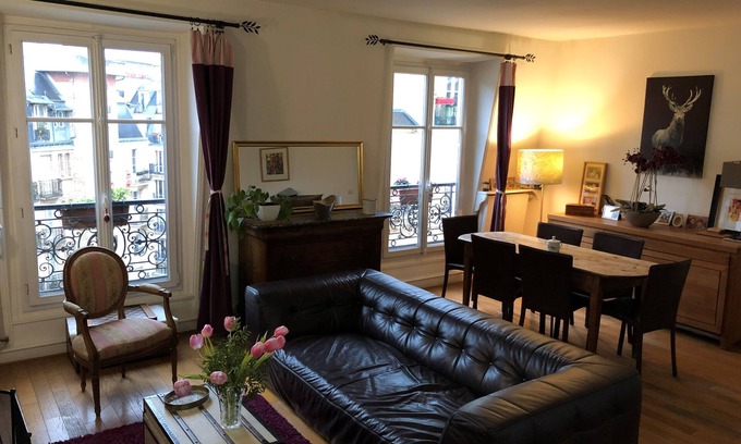 Quartier des Grandes-Carrieres Apartment | Grand Appartement Près de Montmartre, vue sur les Toits, Idéal Familles