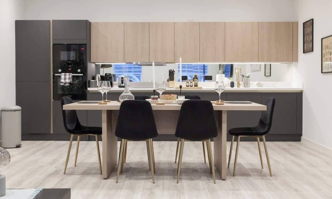 Leeds City Center Apartment | Grand Central Flat, Train Station - Sleeps 8