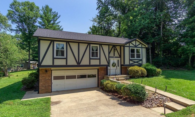 Avery Creek House | Grand Cozy Cottage