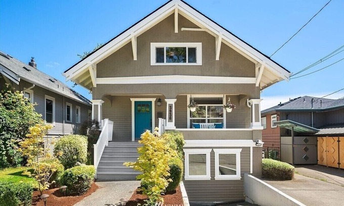 Wallingford House | Grand Craftsman - 2900sf, parking, yard. partial AC. 93 walkscore SeattleStays