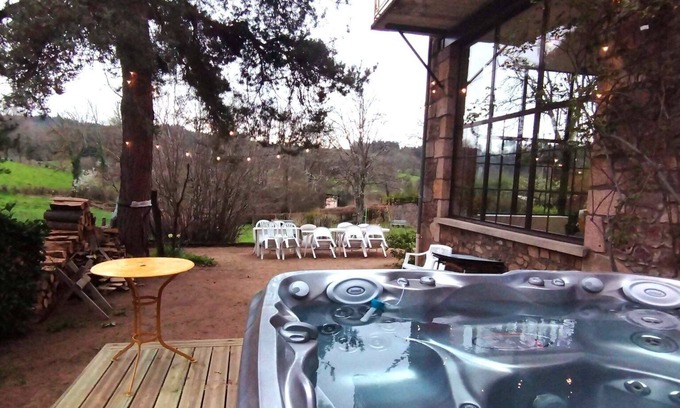 Saint-Igny-de-Vers House | Grand Gîte de Groupe Près de Lyon Pour 18 Personnes Avec Jacuzzi