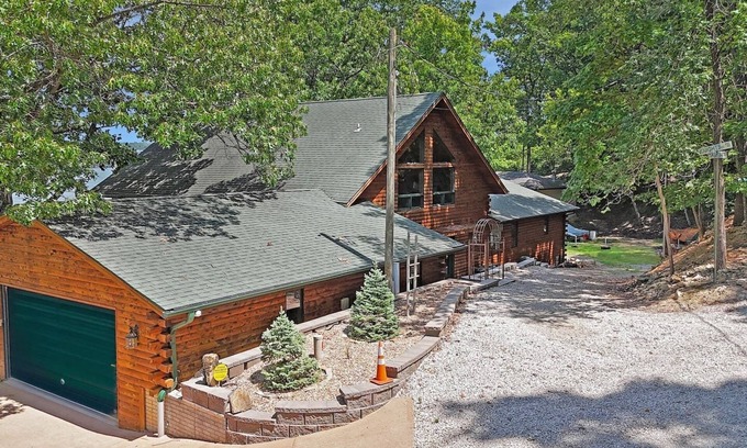 Sunrise Beach Apartment | Grand Lakefront Lodge Retreat