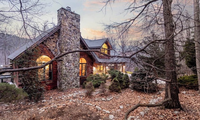 McGaheysville Cabin | Grand Log Home Billiard Table 5000 sq feet Hot Tub FirePit Oversized Deck w/VIEWS Pet Friendly