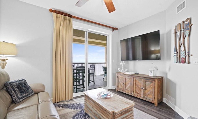 Panama City Beach Condo | Grand Panama 2007! Direct Gulf Front Nicely decorated, large balcony, sleeps 6