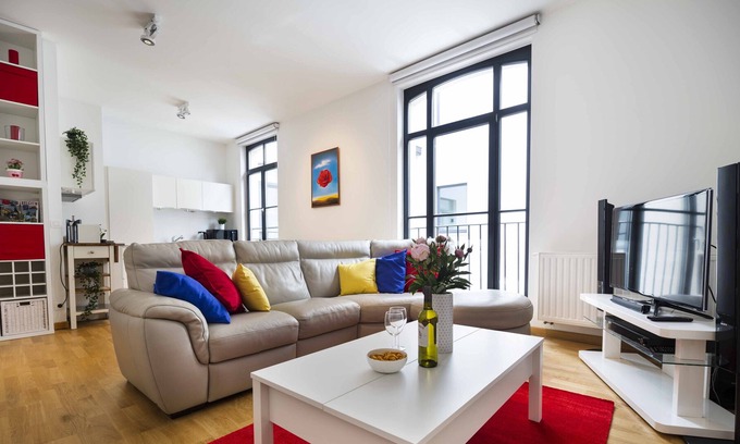 Lower Town Apartment | Grand Place Design Residence