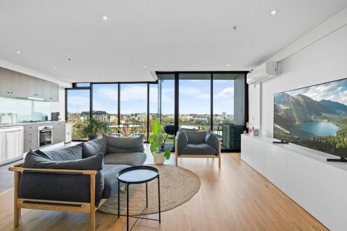 Melbourne Apartment | Grand Prix & Water View - Free Parking, Pool & Gym