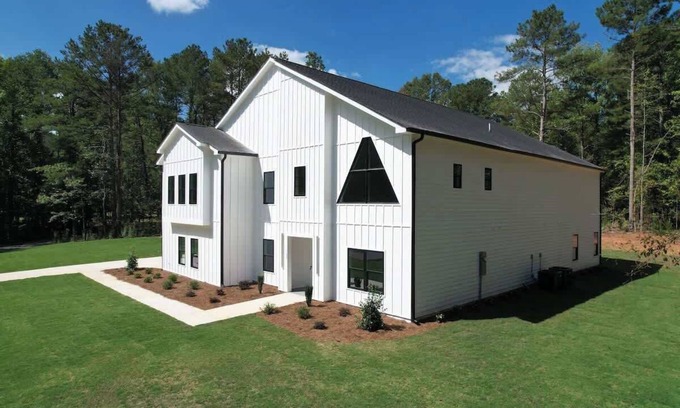 Fayetteville House | Grand Retreat, Perfect For Large Groups, Sleeps 14!