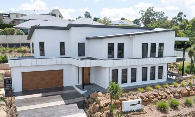 Calare House | Grand Stirling - Elite Escape, Unparalleled Luxury