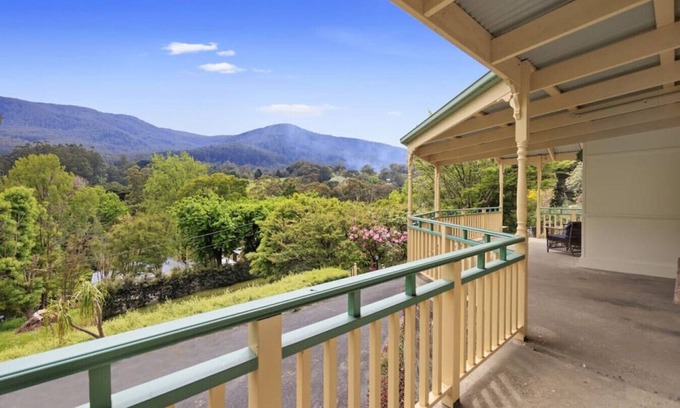 Warburton House | Grand View with Spa & Sauna