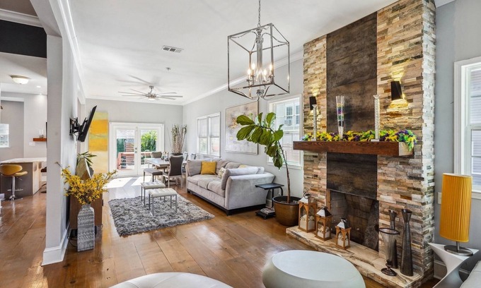 Navarre House | Grande Craftsman style w heated pool opt, 2 master suites near city park 2700sf