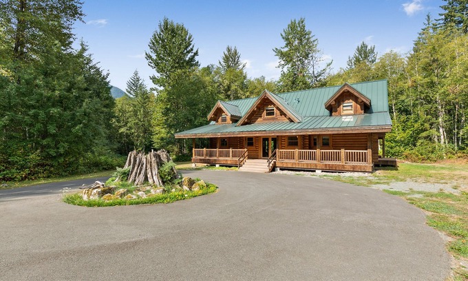 Skykomish Cabin | Grande Lodge: luxurious log home on 6+ acres w/hot tub near hikes & more!