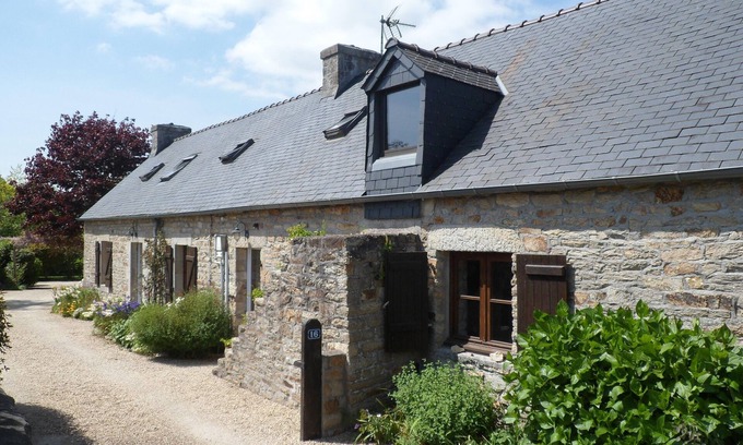 Pleuven House | Grande Maison Bretonne Traditionnelle Avec un Joli Extérieur