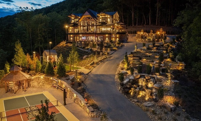 Bluff Mountain House | Grande Majestic ~ Pickleball ~ Mini Golf ~ Duck Bowling ~ Pool ~ Sleeps 40!