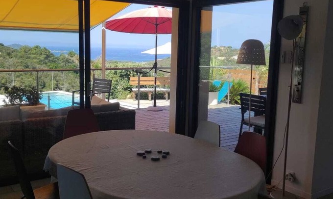 Pietrosella House | Grande Villa Familiale Récente Avec vue sur mer et Piscine Privée