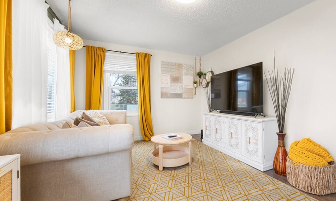 Jasper Place House | Grandmas Farmhouse 10 min to WED