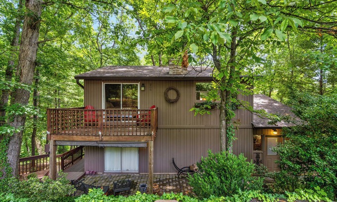 Lake Lure Cottage | Grandville - WiFi, 4 Bedroom sleeps 8 - Mr. Lake Lure Vacation Rentals