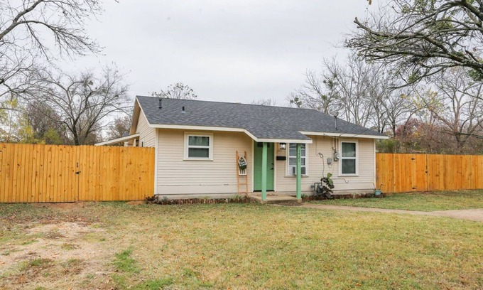 Paris House | Granny’s House-A Groovy Getaway with Poker Shed! Walk to Walker Disc Golf Park!